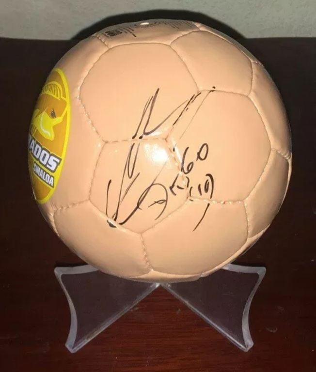 Diego Maradona - piłka z autografem! (ZAG)