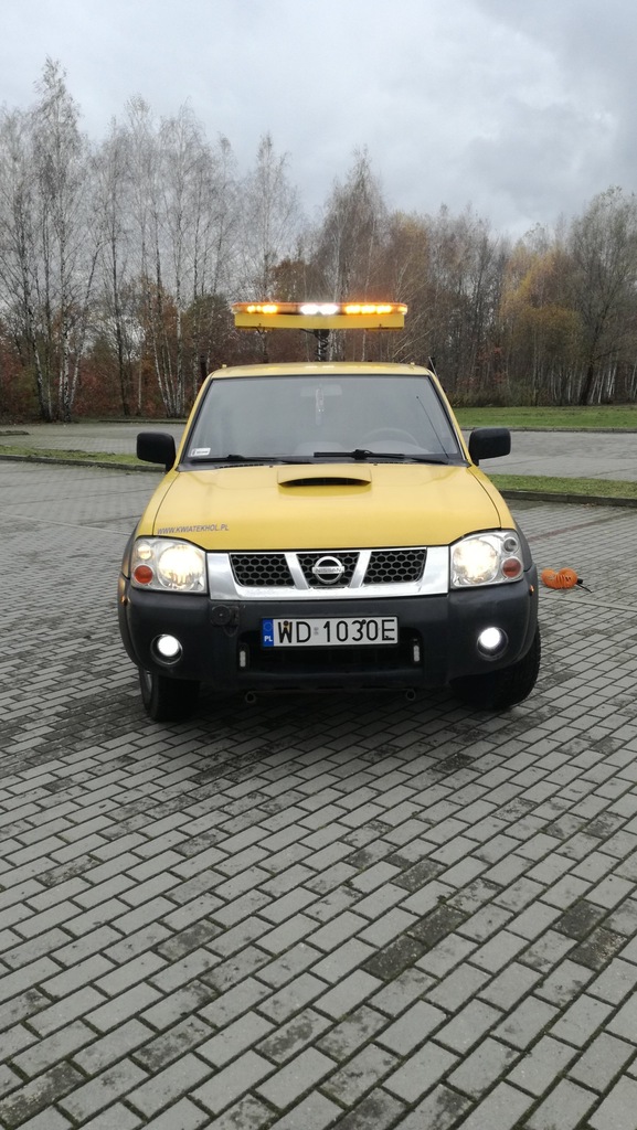 Nissan Navara samochód specjalny Pomoc Drogowa