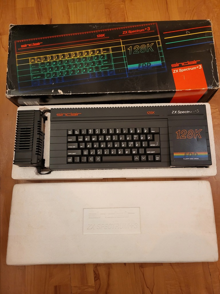 ZX Spectrum +3 komputer retro Sinclair KOMPLET. Super stan. Pudełko.