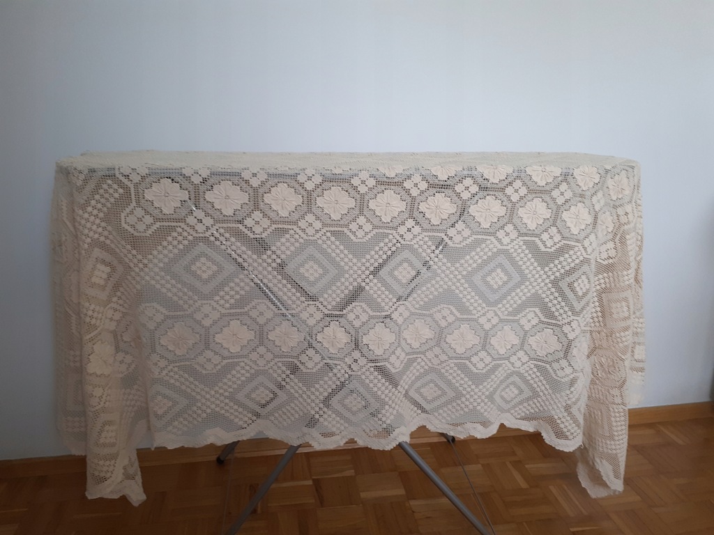 Beżowy obrus kołkowy 190cm/104cm