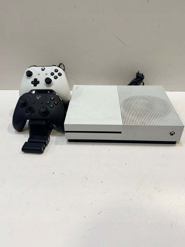 KONSOLA XBOX ONE S + 2pady + stacja ładująca (870/25)