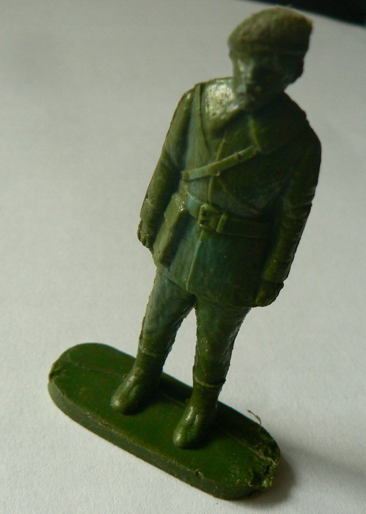 Figurka żołnierzyk PRL - zielony na baczność