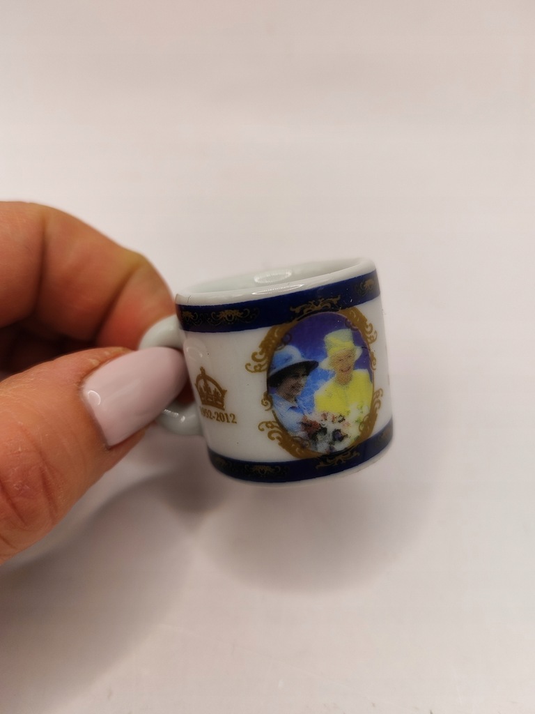 Porcelanowy mały kubek mini kolekcjonerski królowa Elżbieta
