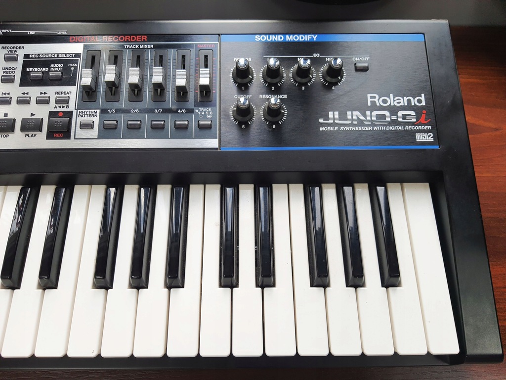 Syntezator Roland JUNO Gi