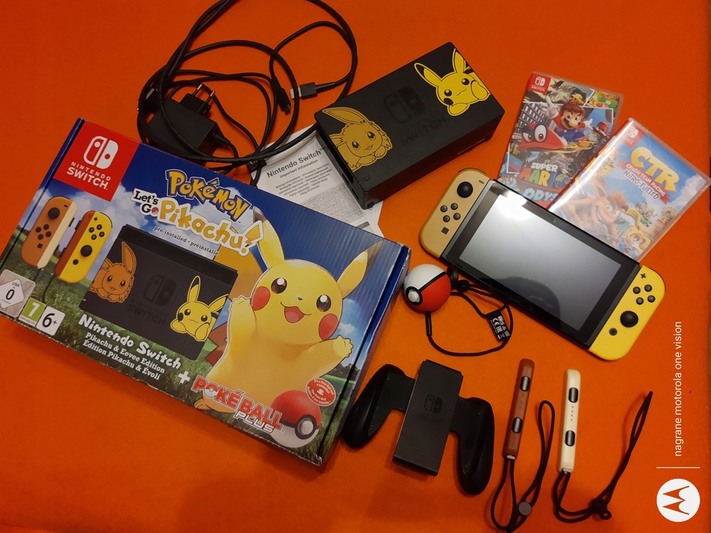 NINTENDO Switch 32GB Let's Go Pikachu + 2 GRY