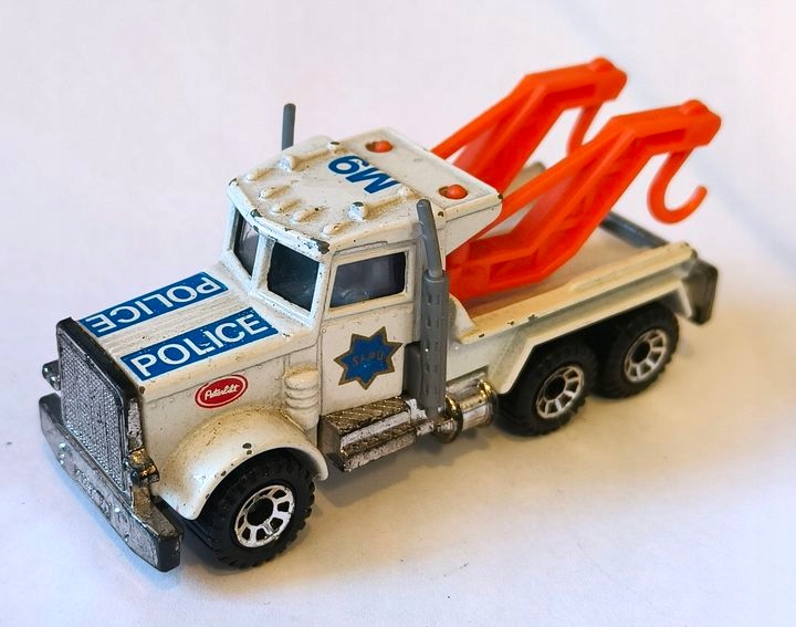 Resoraki PRL auto MATCHBOX zabawka Peterbilt 1981 POLICJA dźwig holownik