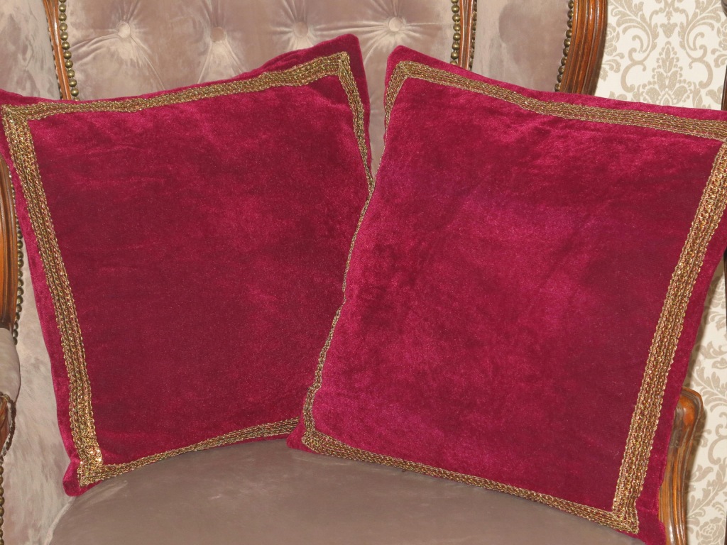 WYTWORNE STYLOWE DUŻE PODUCHY AKSAMITNE BORDO/ZŁOTO, WYPEŁN.