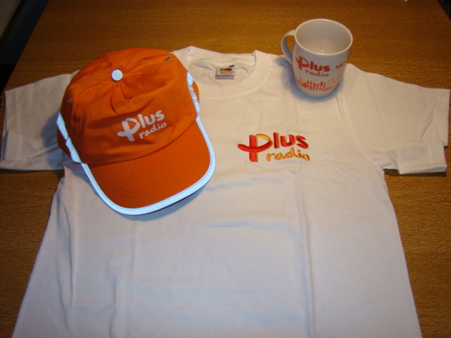 Koszulka, czapeczka i kubek z logo radia plus. S