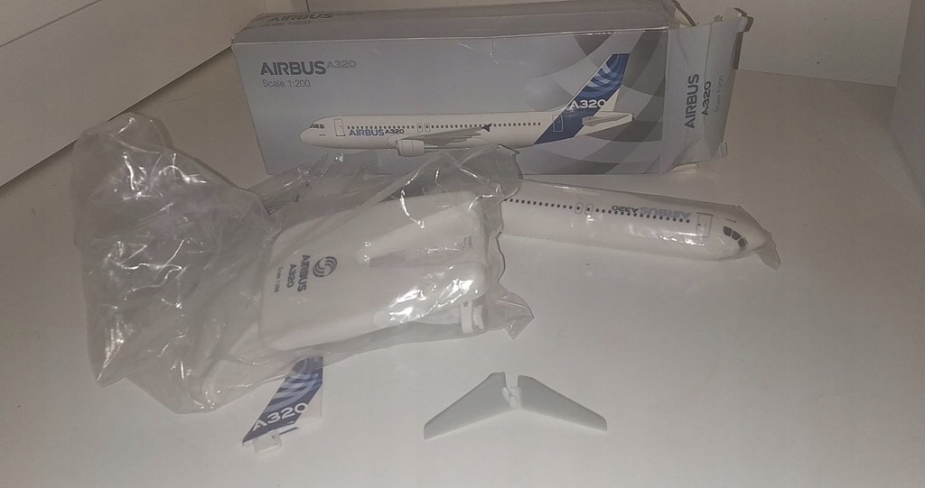 Airbus 1:200 a 320 samolot model uszkodzony