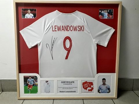 Lewandowski - koszulka z autografem w ramie!