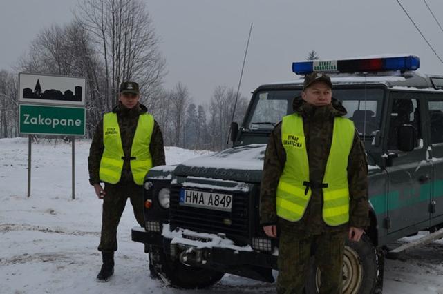 STRAŻ GRANICZNA-patrol górski z funkcjonariuszami