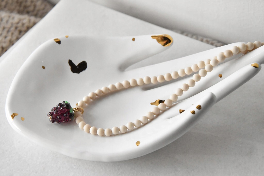 Naszyjnik z kamieniami i jeżynką