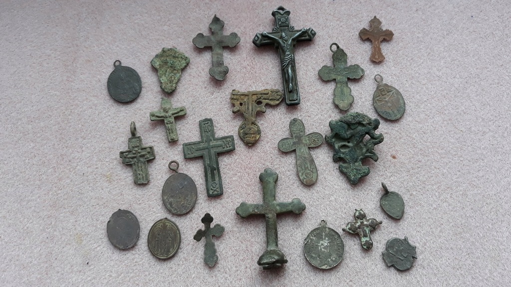 stare krzyżyki i medaliki