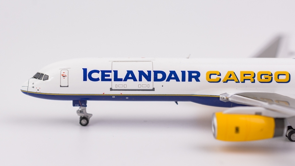 Купить Модель самолета Боинг 757-200PF Исландской авиакомпании 1:400: отзывы, фото, характеристики в интерне-магазине Aredi.ru