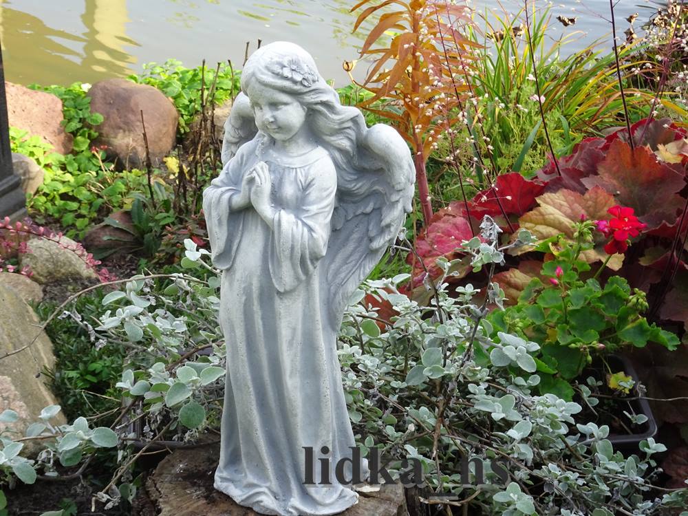 ангелочек в саду. статуя садовая ангел. садовая скульптура ангел. сад ангелов. скульптуры для сада.