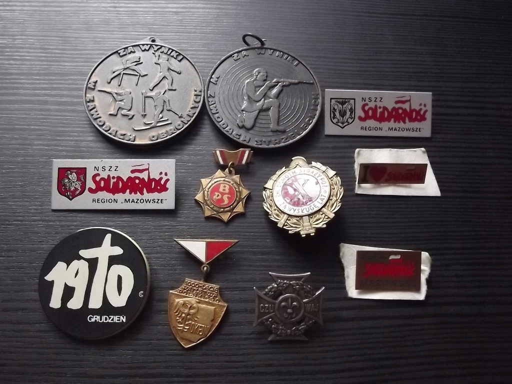 zestaw odznak i medali
