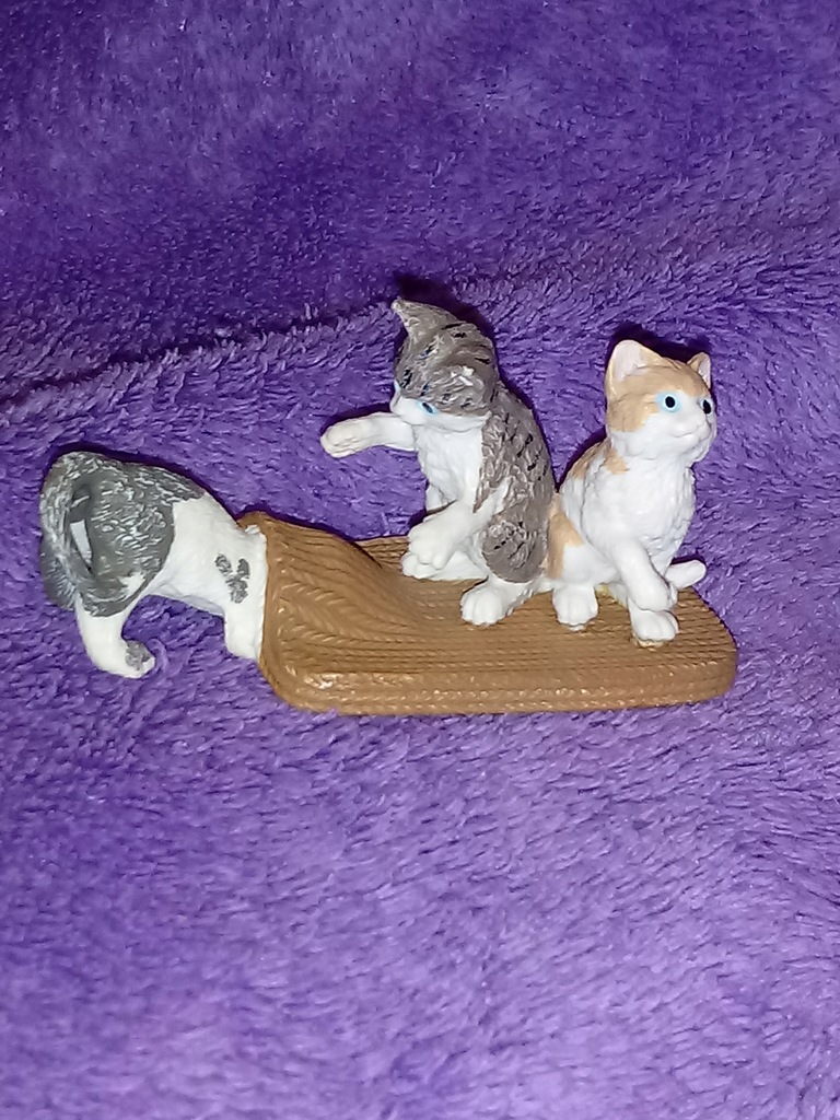 Schleich - bawiące się kotki z 2010