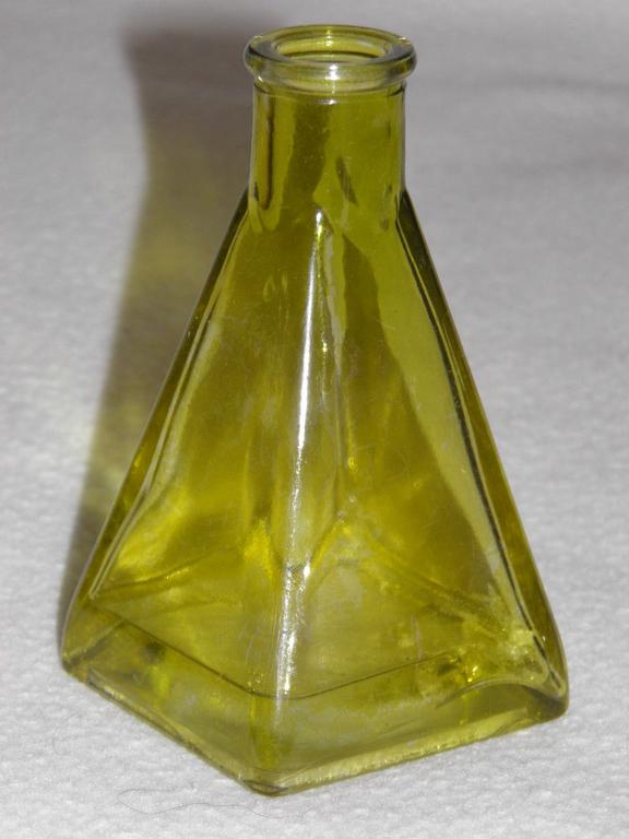 Stara szklana  karafka z żółtego szkła