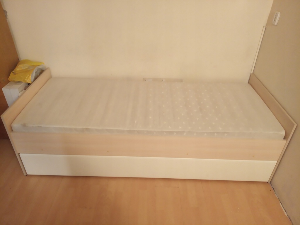 Łóżko jednoosobowe z szuflada.