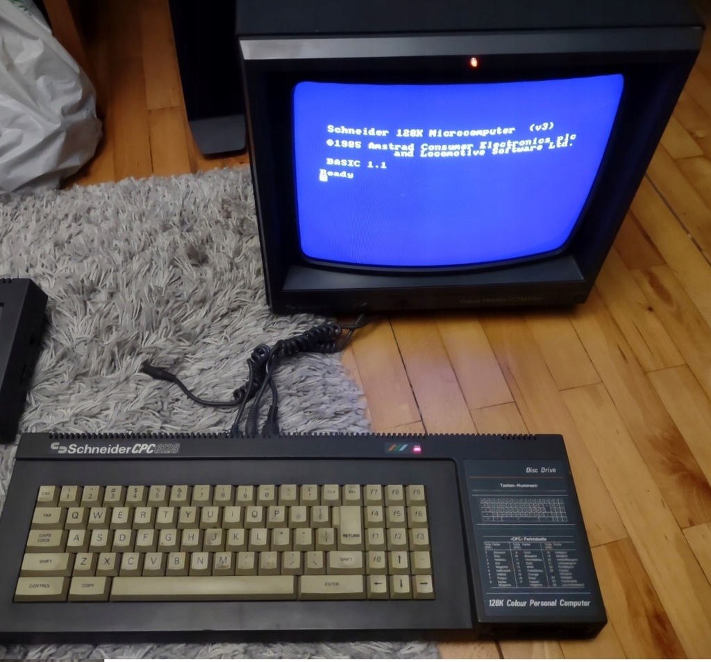 Stary komputer Amstrad Schneider CPC 6128