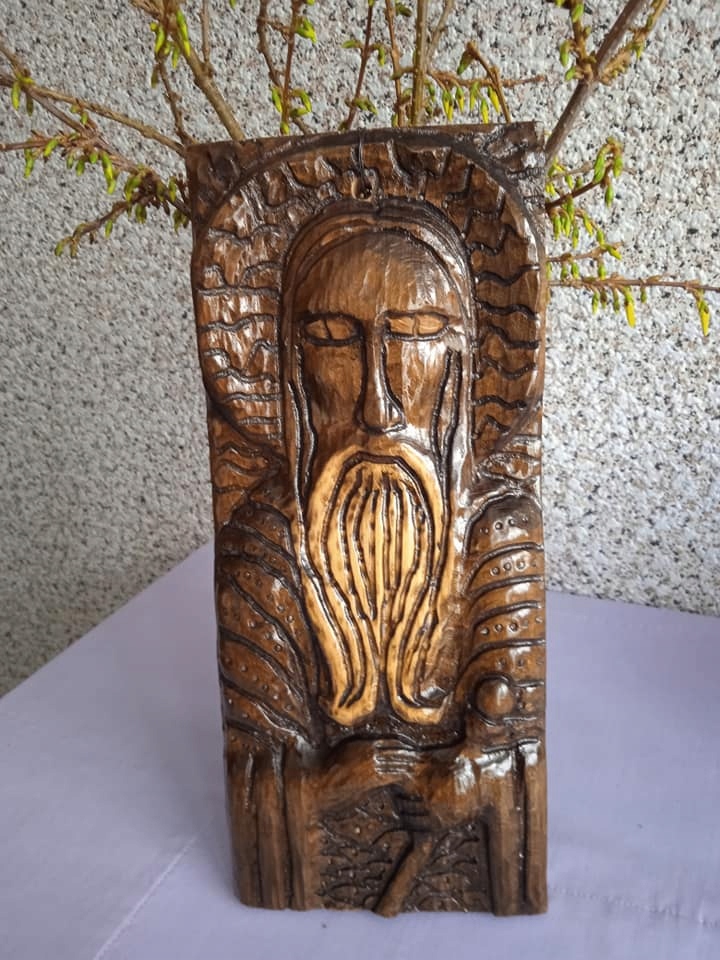 Płaskorzeżba w drewnie Chrystus świątek