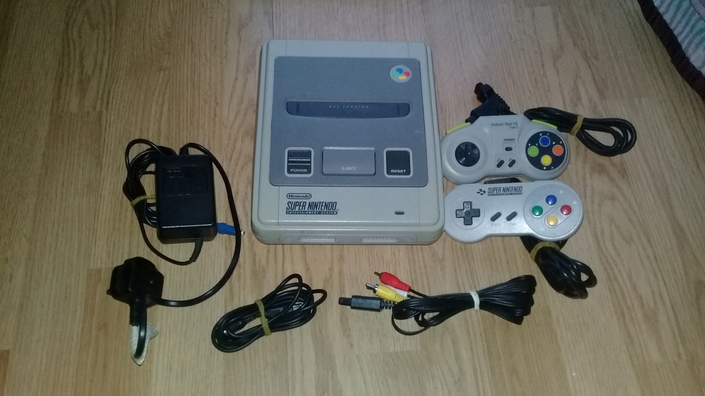 Nintendo SNES + 2 pady, kabel video, zasilacz