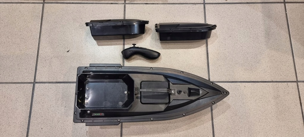 Łódka zanętowa jednokomorowa z pływakami 2.