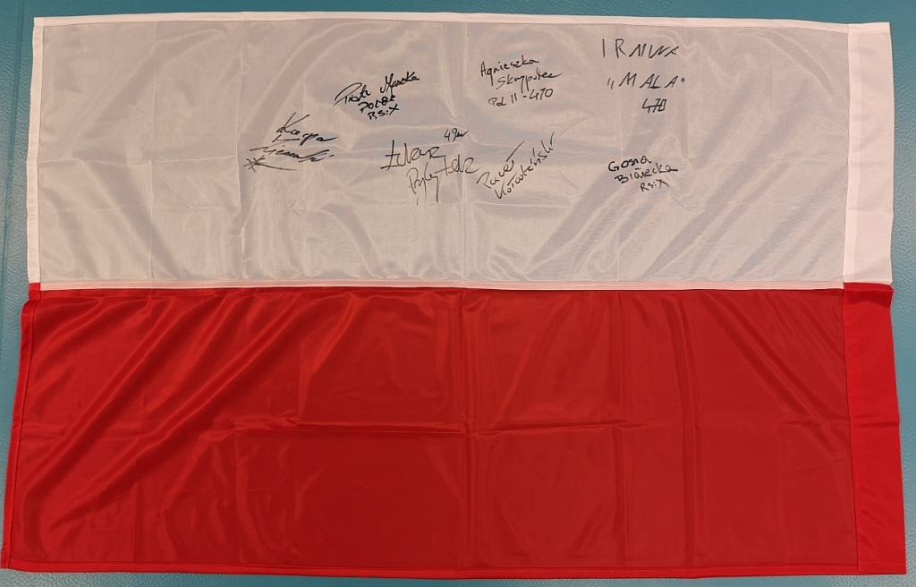 Flaga z podpisami żeglarzy, uczestnikami IO 2016