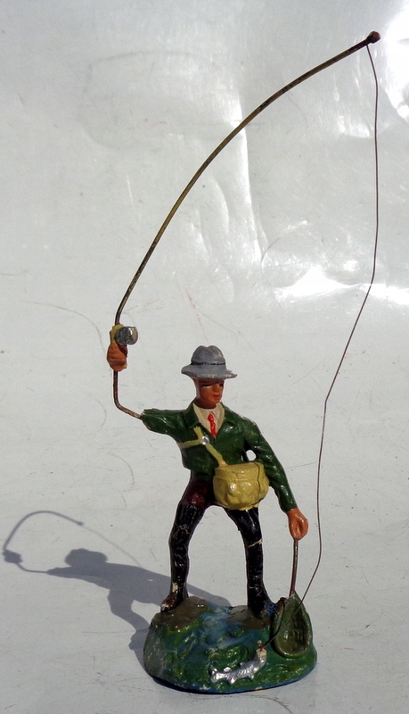 Wędkarz łowiący rybę - figurka.