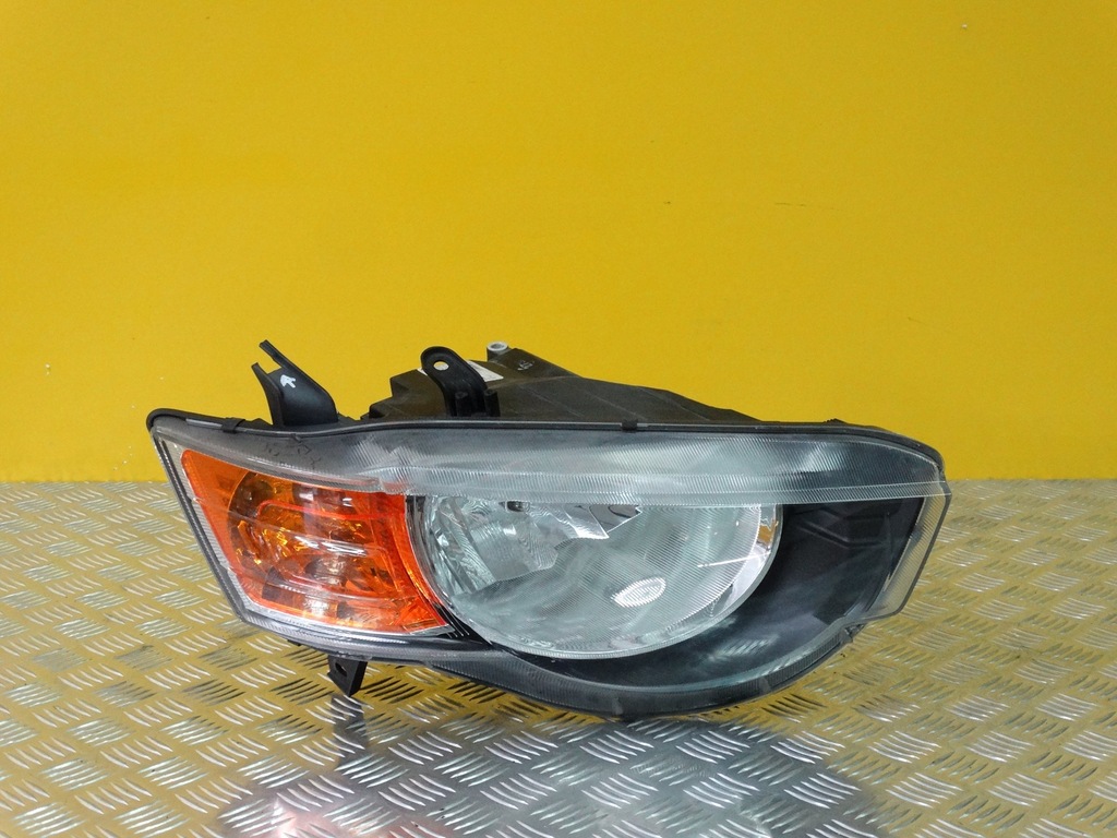 MITSUBISHI COLT 2008 REFLEKTOR LAMPA PRAWA PRZÓD