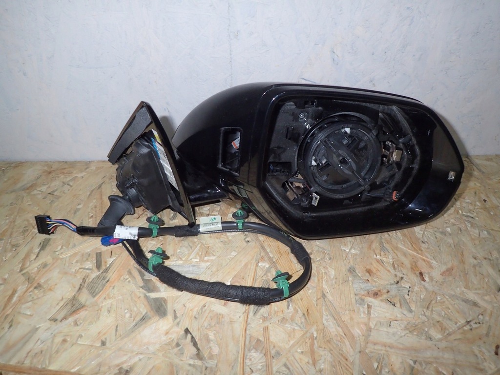 LUSTERKO PRAWE LAMBORGHINI URUS 15 PIN KAMERA