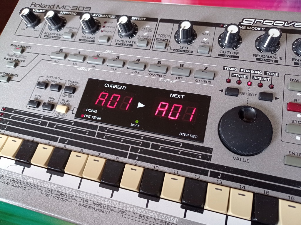 Roland ローランド MC-303 グルーヴボックス Roland ローランド MC-303 グルーヴボックス Roland MC-303