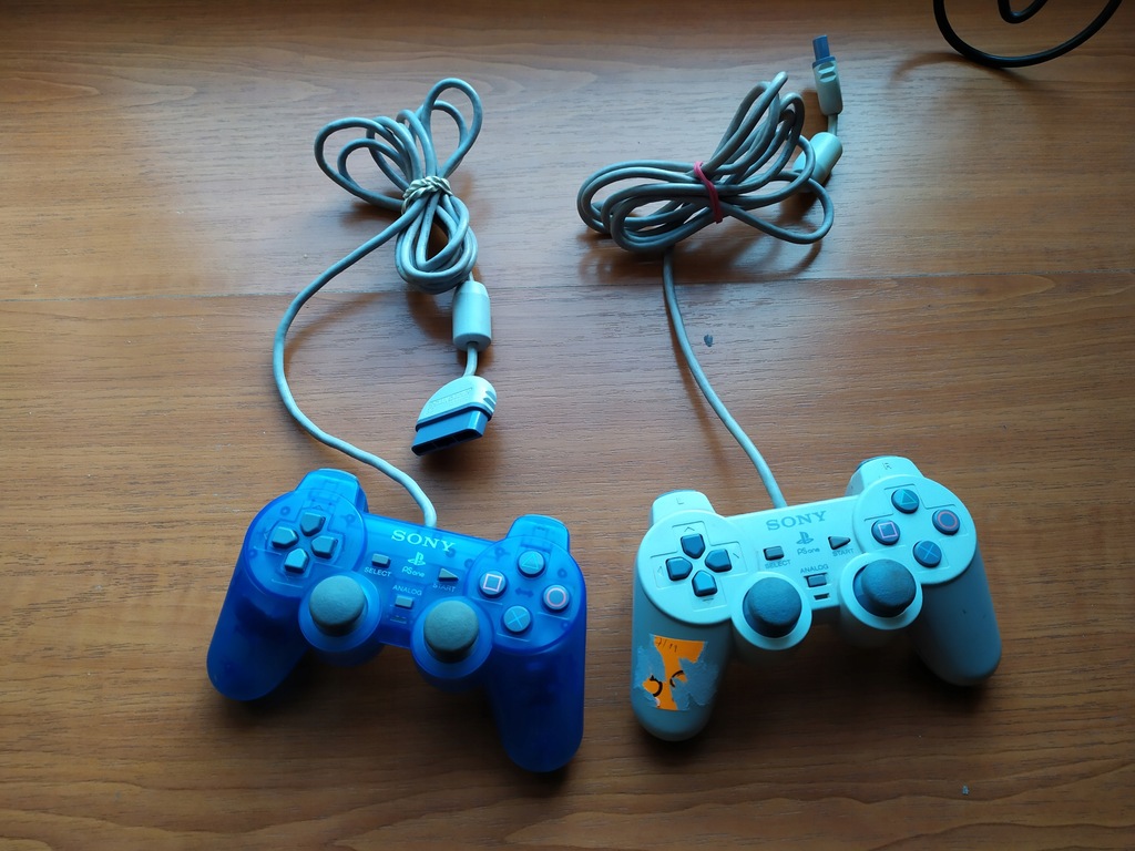 Dwa pady DUALSHOCK. BCM