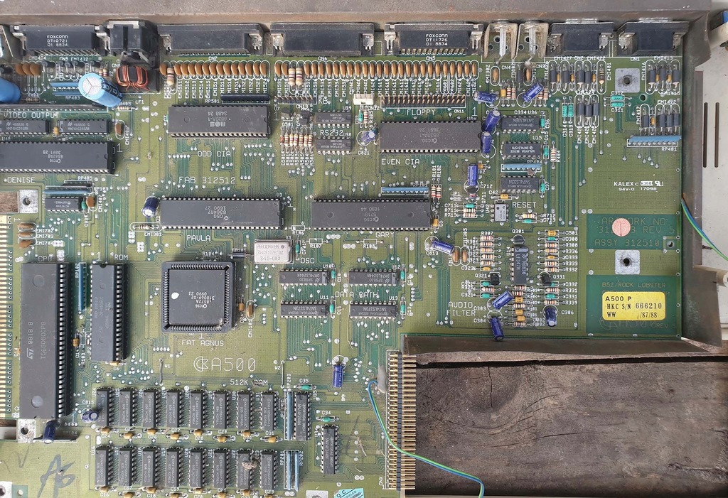 Amiga 500 płyta główna uszkodzona + dodatki