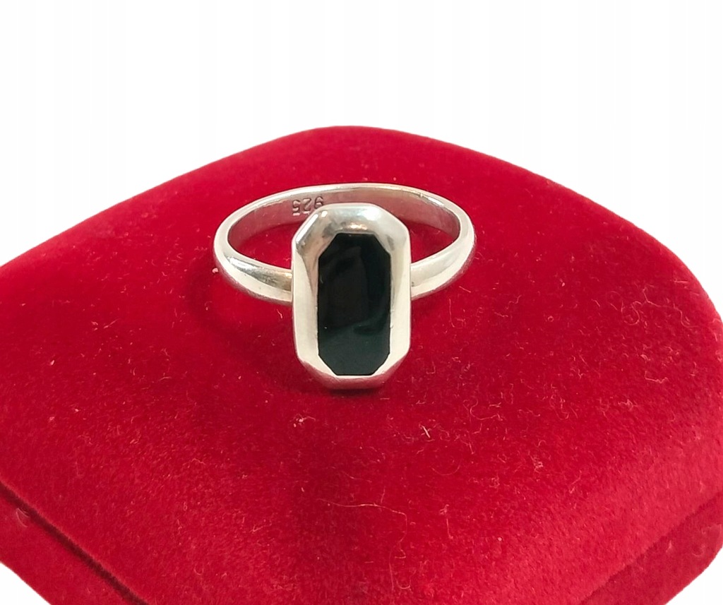 Srebrny pierścionek z czarnym oczkiem, srebro p. 925, w. 3,14 g. r.16