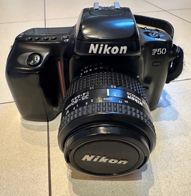 Aparat analogowy lustrzanka Nikon F50 + lampa