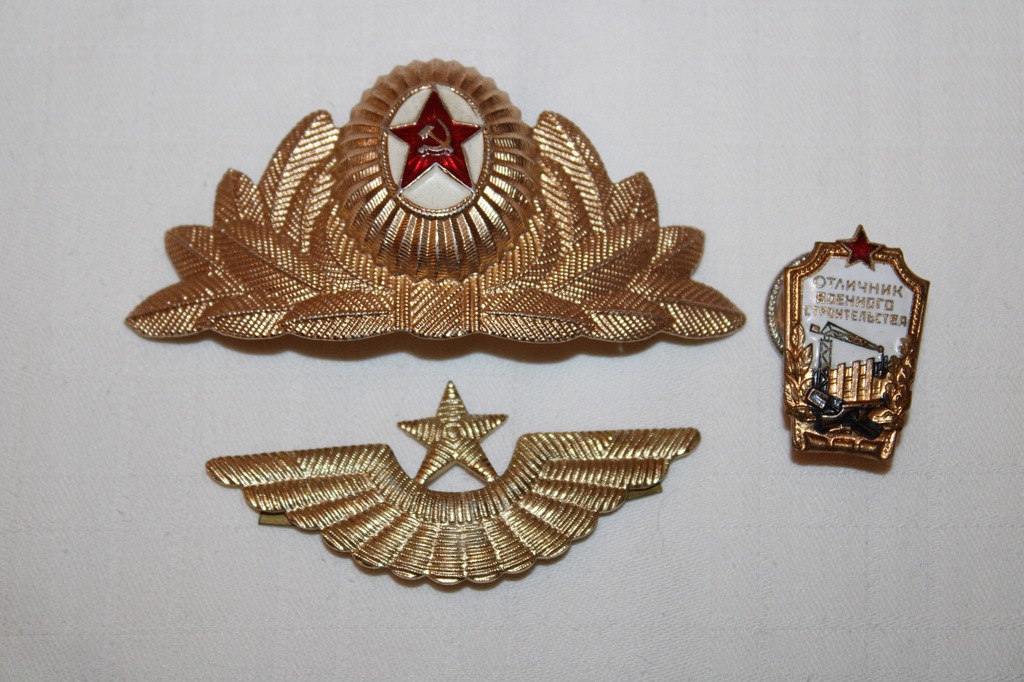 Odznaki czapkowe radzieckie plus odznaka Otlicznik - wojskowy budowniczy
