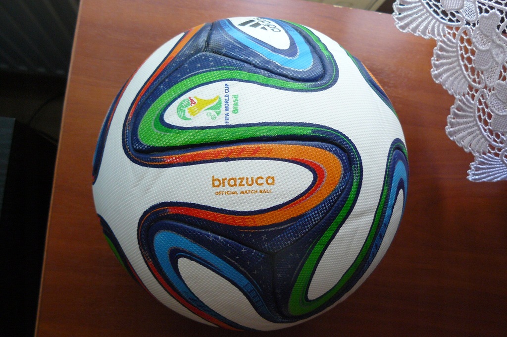 Oficjalna piłka MŚ 2014 w Brazylii Brazuca OMB