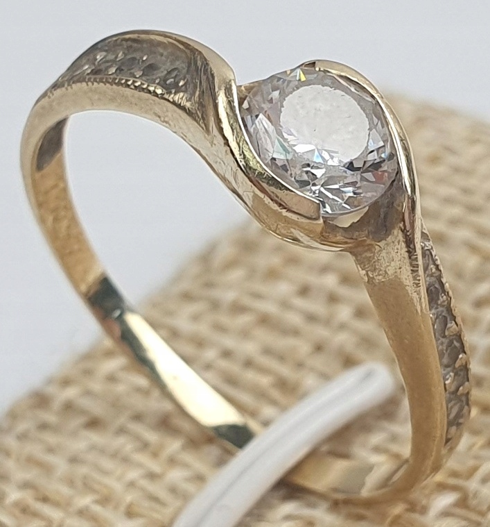 Złoty pierścionek z kamieniem 2,41g R21 p585