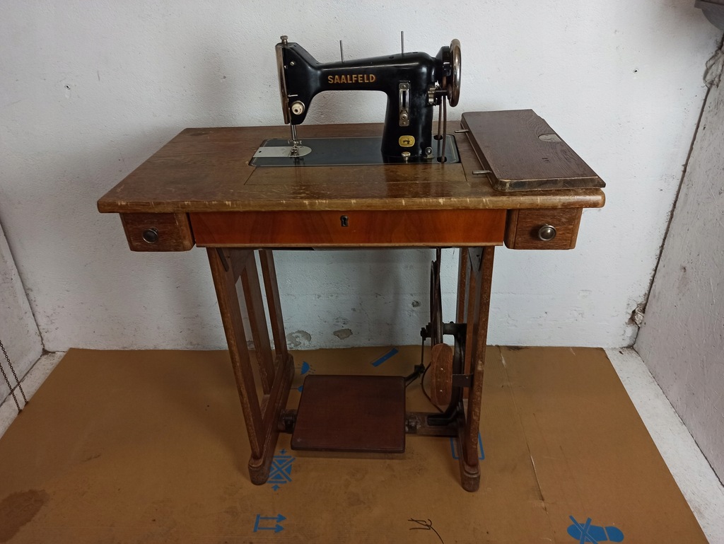 Maszyna do szycia z drewnianym stolikiem Saalfeld