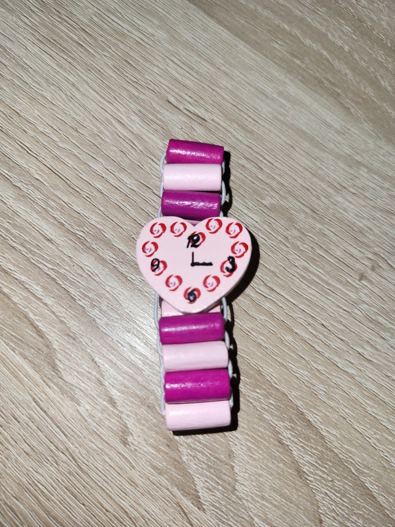 Różowy zegarek bransoletka z drewna