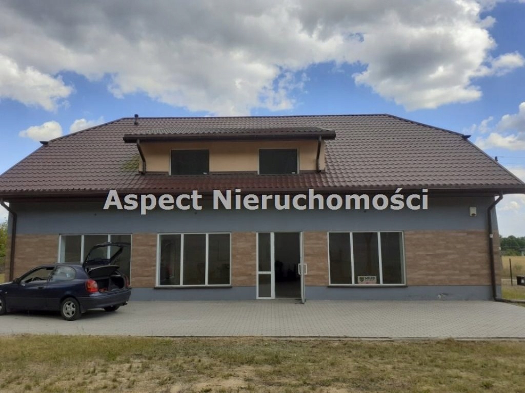 Komercyjne, Dzierżenin, Pokrzywnica (gm.), 302 m²