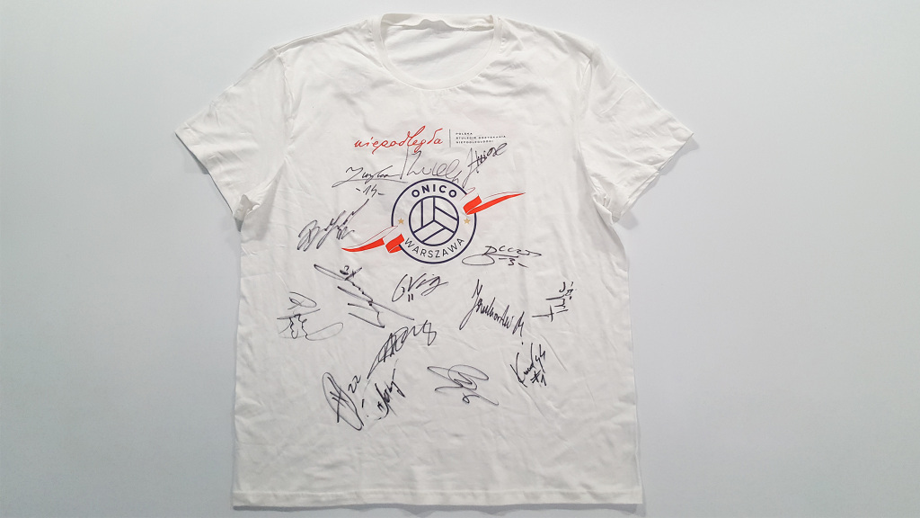 Okolicznościowa koszulka z podpisami graczy ONICO