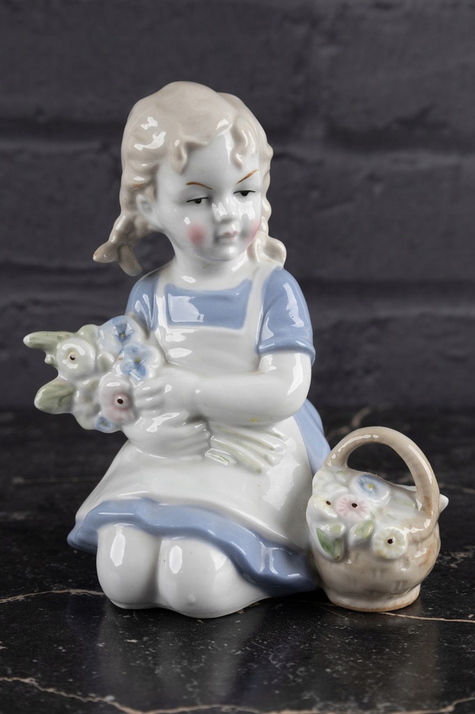 =Porcelana= Figurka z porcelany dziewczyna