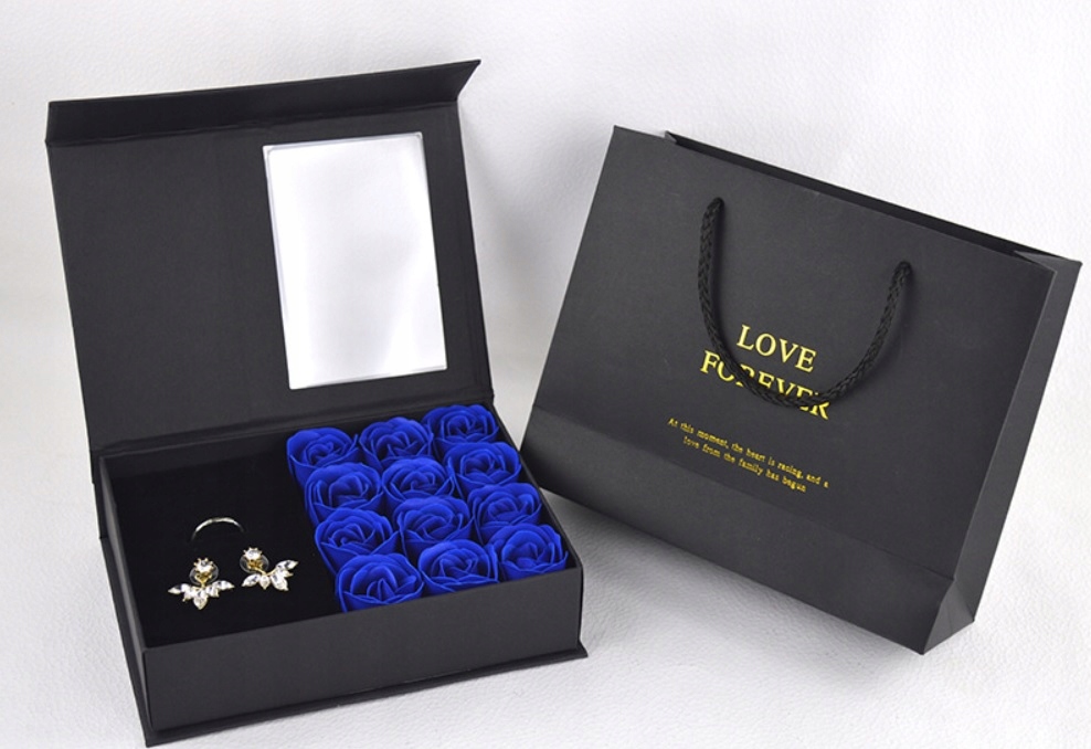 Pudełko na biżuterię z mydlanymi różami walentynki