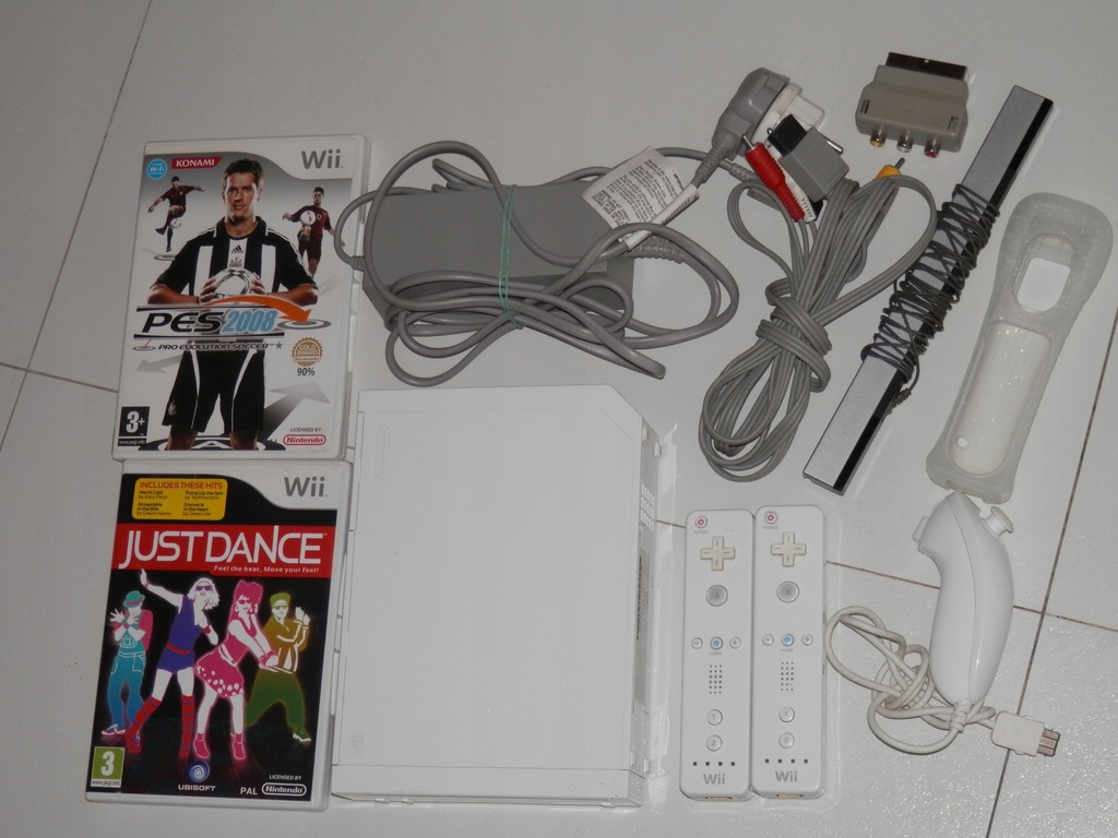 Konsola Nintendo Wii RVL-001 EUR 2 gry, kontrolery okablowanie