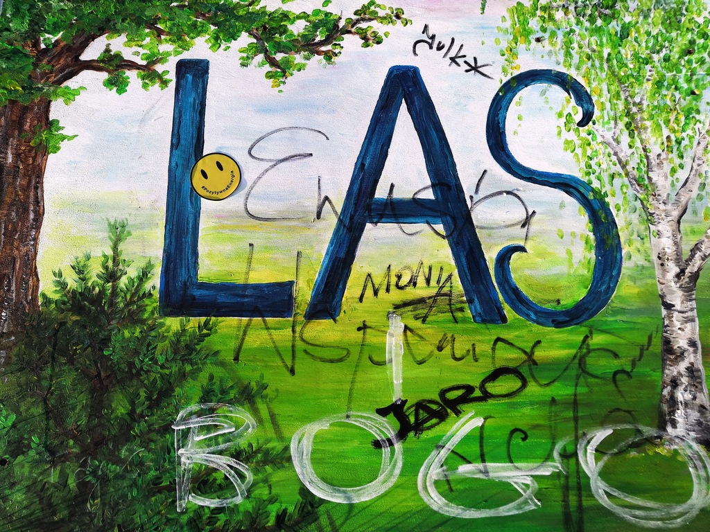 Obraz napis LAS, był pod sceną na Pol'and'Rock 2023, akryle na desce WOŚP