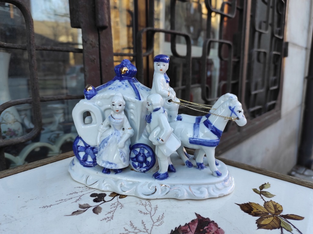 Stara porcelanowa figurka konie z karocą