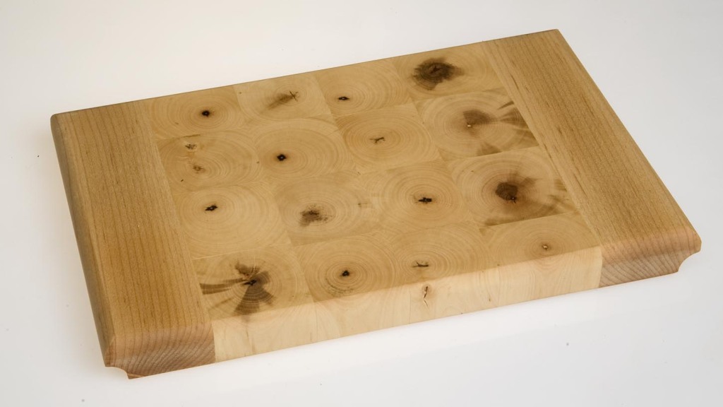 Deska wykonana z drewna jarzębiny i klonu