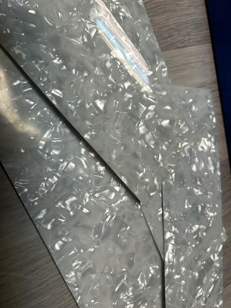 Ścinki celuloidu BIAŁA PERŁA 50g -1 szt.